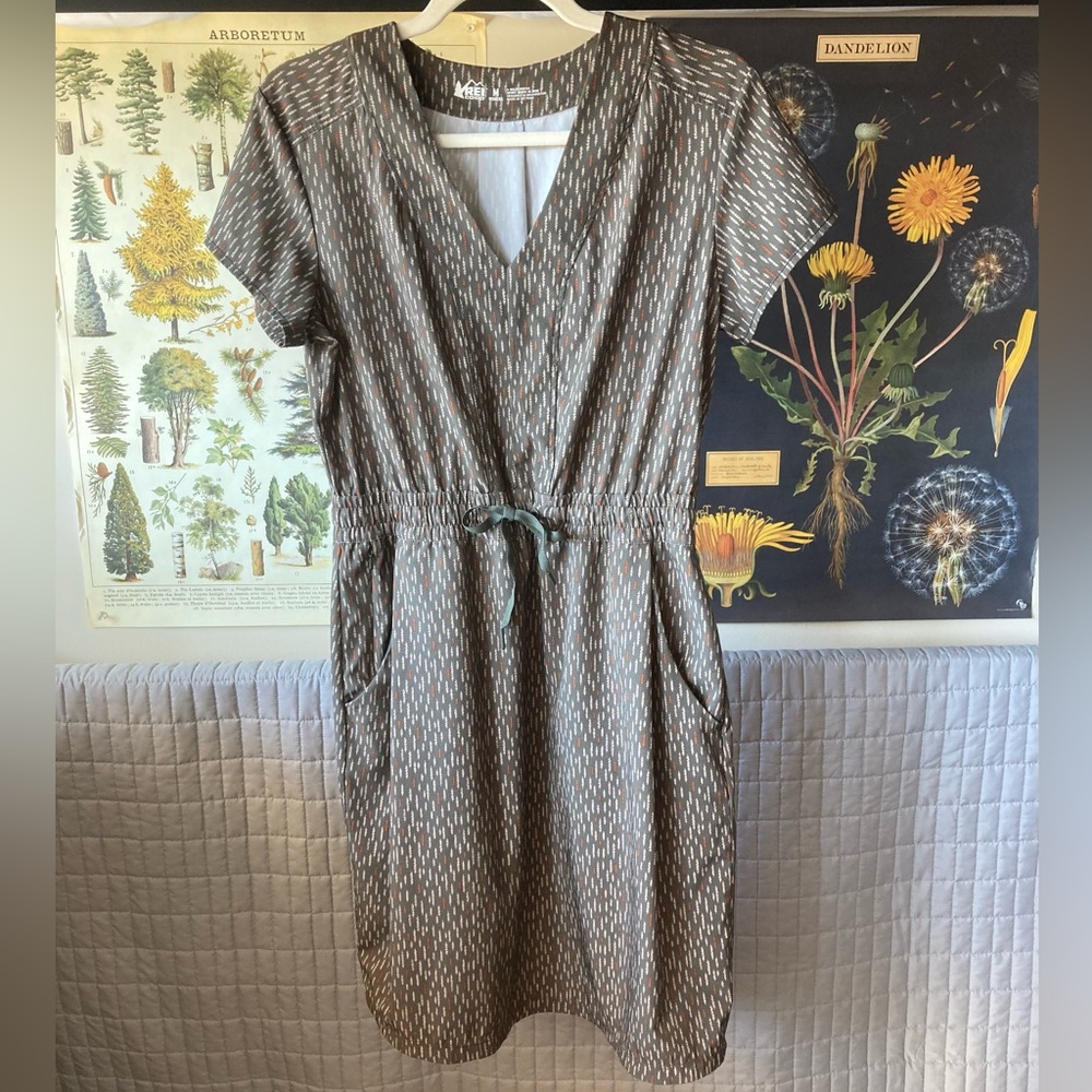 REI Taupe Patterned Short Sleeve V-Neck Drawstring Dress
